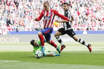 ¡Tarjeta amarilla para Griezmann por simular penalti! El francés se ha ido desde el medio del campo en velocidad, al entrar en el área intenta regatear a Oier y deja el pie atrás.