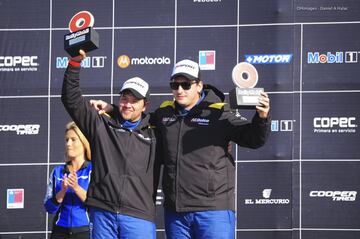 Martín Etcheverry y Sebastián Medrano, campeones de la R2 Lite, en el podio del RallyMobil Valparaíso 2017