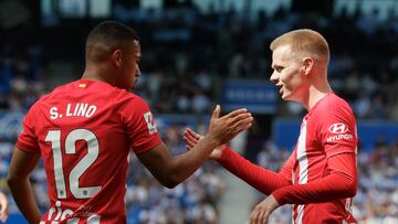 El centrocampista brasileño del Atlético de Madrid Samuel Lino (i), celebra su gol contra la Real Sociedad, durante el partido de la jornada 38 de LaLiga EA Sports, este sábado en el estadio Reale Arena en San Sebastián.-EFE/ Juan Herrero