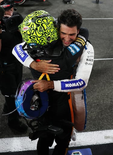 Lando Norris recibe la felicitación de Carlos Sainz.