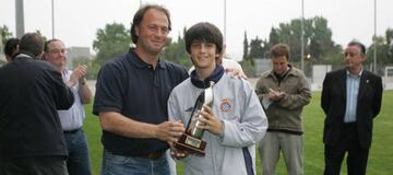 Gerard Moreno, recibiendo el Premio Aigua del Montseny como máximo goleador del Infantil B en 2006.