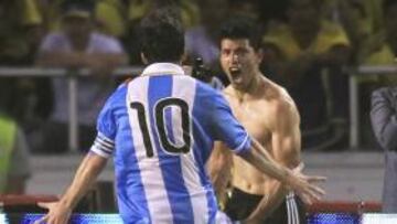<b>DUPLA DE ORO. </b>Messi y Agüero celebran el segundo gol, el del Kun, que acabó por dar la victoria a Argentina en Colombia.