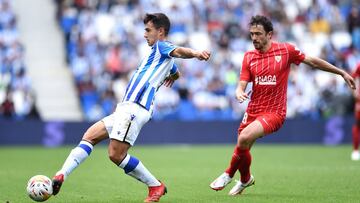 SAN SEBASTIAN, SPAIN - SEPTEMBER 19: Martin Zubimendi of Real Sociedad battles for possession with Alex Pozo of Sevilla during the La Liga Santander match between Real Sociedad and Sevilla FC at Reale Arena on September 19, 2021 in San Sebastian, Spain. (