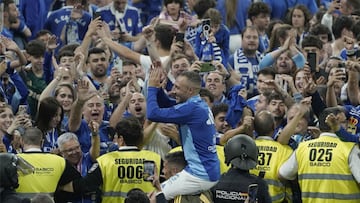 Cazorla celebra el ascenso del Oviedo con la afición.
