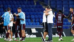 &Oacute;scar Garc&iacute;a se abraza a un miembro de su staff t&eacute;cnico tras conseguir la permanencia contra el Espanyol.