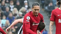 Soccer Football - Premier League - Newcastle United v Liverpool - St James' Park, Newcastle, Britain - February 18, 2023 Liverpool's Virgil van Dijk holds the head of Newcastle United's Sven Botman REUTERS/Scott Heppell EDITORIAL USE ONLY. No use with unauthorized audio, video, data, fixture lists, club/league logos or 'live' services. Online in-match use limited to 75 images, no video emulation. No use in betting, games or single club /league/player publications.  Please contact your account representative for further details.