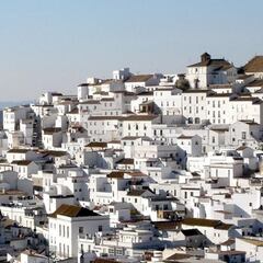 ¿Por qué las casas de los pueblos en Andalucía son blancas y qué tiene que ver el calor?