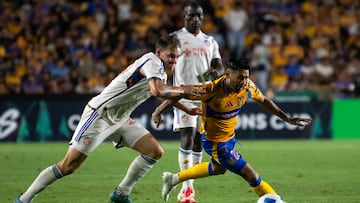 Javier Aquino, de Tigres, disputa el balón con Lukas Engel, de FC Cincinnati, en partido de vuelta de octavos de final de la CONCACAF Champions Cup.