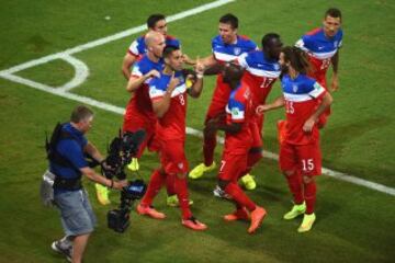 0-1. Dempsey celebra con sus compañeros el primer gol. 