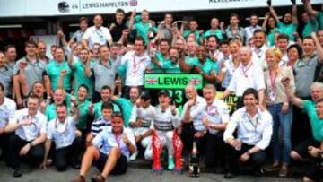 Rosberg celebra su victoria conseguida en Alemania con el equipo. 