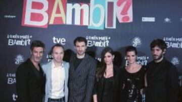 Iniesta, junto a los actores de la película.