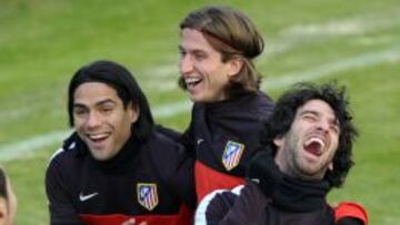 BUEN AMBIENTE. Falcao, Filipe y Arda ríen mientras realizan un ejercicio en la sesión vespertina que tuvo lugar ayer en Majadahonda.