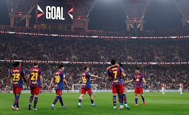 1-0. Ferran Torres celebra el primer tanto con sus compañeros.