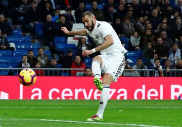 El jugador del Real Madrid Benzema marca el 1-0.