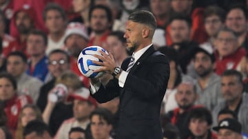 River Plate's head coach Martin Demichelis gestures during the Copa Libertadores group stage second leg football match between Argentina's River Plate and Brazil's Fluminense at the Monumental stadium in Buenos Aires on June 7, 2023. (Photo by JUAN MABROMATA / AFP)