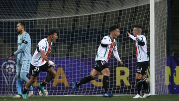 Futbol, Palestino vs Cuiaba
Playoff, Copa Sudamericana 2024.
El jugador de Palestino Nicolas Linares, derecha, marca su gol contra Cuiaba durante el partido de copa Sudamericana disputado en el estadio Ester Roa de Concepcion, Chile.
18/07/2024
Marco Vasquez/Photosport
Football, Palestino vs Cuiaba
Playoff, 2024 Sudamericana Championship.
Palestino player, Nicolas Linares, right, scores against Cuiaba during the copa Sudamericana match played at the Ester Roa stadium in Concepcion, Chile.
18/07/2024
Marco Vasquez/Photosport