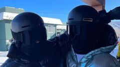 Las hermanas Kendall y Kylie Jenner vestidas para el snowboard con casco, m&aacute;scara, chaqueta, etc. 