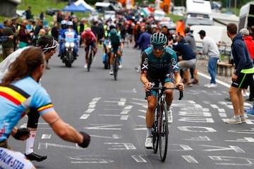 Jai Hindley deja atrás al grupo del maillot rosa. 