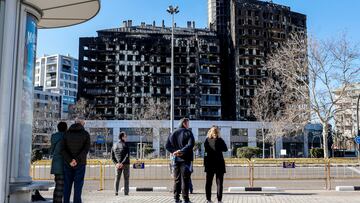 Varias personas observan el edificio incendiado del barrio de Campanar, a 24 de febrero de 2024, en Valencia, Comunidad Valenciana (España). La Policía Científica ha encontrado en la mañana de hoy a la décima persona fallecida, un hombre que se encontraba desaparecido. Un incendio de grandes dimensiones arrasó el pasado 22 de febrero un edificio de 14 plantas en el barrio valenciano de Campanar. El fuego, originado en el cuarto piso del inmueble, generó una gran columna de llamas y una densa humareda que ha afectado a varias plantas del edificio. En el edificio, de 138 viviendas, residían unas 450 personas. El Ayuntamiento ha decretado tres días de luto y se han suspendido los actos falleros para este fin de semana.
24 FEBRERO 2024;DESASTRE;INCENDIO;FALLECIDOS;LLAMAS;FUEGO;LUTO;EDIFICIO
Rober Solsona / Europa Press
24/02/2024