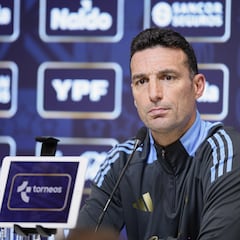 Scaloni apoya a Julián: “¿Dos toques en su penalti? Debe ser más claro...”