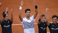 Djokovic sufre, iguala a Vilas y Agassi quiere seguir con él