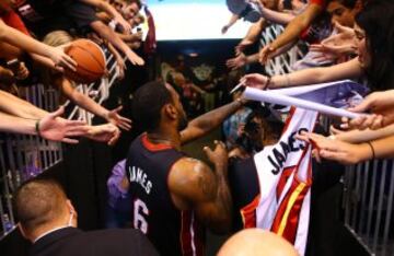 LeBron James (Miami Heat) saluda a los aficionados.