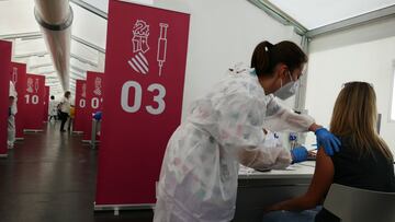 Vacunación contra el coronavirus a una docente en el hospital de campaña de Castelló
GVA
27/03/2021