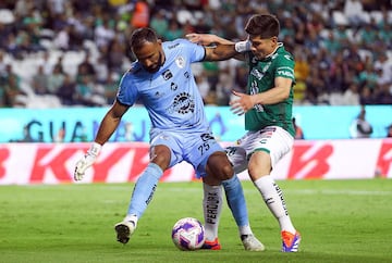 MEX3588. LEÓN (MÉXICO), 26/10/2024.- José Alvarado (d) de León disputa el balón con Guillermo Allison de Querétaro, este sábado durante un partido de la jornada 14 del torneo Apertura 2024 de la Liga MX, disputado en el estadio León, en León (México). EFE/Luis Ramírez
