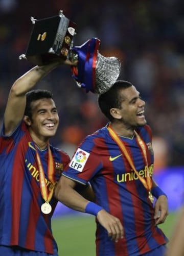 Pedro y Dani Alves bromean tras ganar la Supercopa de España 2009 al Athletic de Bilbao. En total el canario tiene cuatro títulos (2009, 2010, 2011 y 2013).