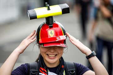 Japón recibe con entusiasmo a la Fórmula 1, que este fin de semana disputa en el circuito de Suzuka su 16ª carrera del año. Ferrari y Carlos Sainz pararon en Singapur a Red Bull, que llevaba 14 triunfos seguidos. Y en la casa de Honda, motor de los ‘energéticos’, algunos aficionados esperan que los de Maranello repitan hazaña.