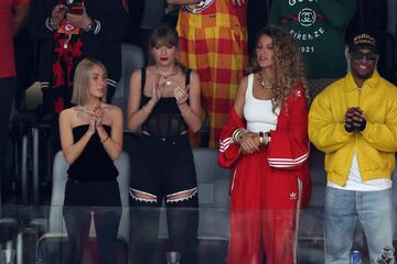 Taylor Swift, lleg¨® al Allegiant Satdium acompa?ada por la cantante Ice Spice y la actriz Blake Lively.