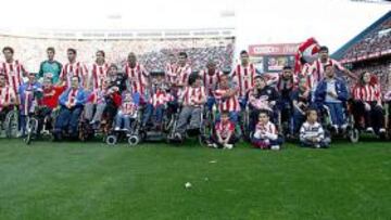 <b>BAUTISMO. </b>La peña se estrenó como tal en 2010 y posó con los jugadores colchoneros en el Vicente Calderón.