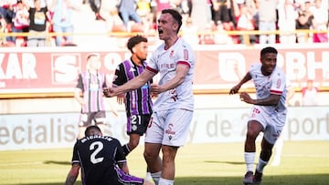 Tresaco celebrando el gol de Chachón ante el Valladolid