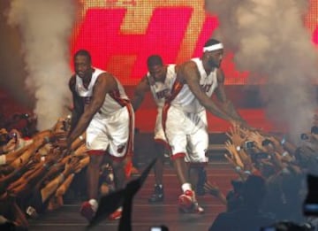 Dwyane Wade, Chris Bosh y LeBron James en la presentación de los tres cuando se unieron en Miami el 9 de julio 2010.