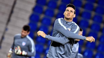 Athletic Bilbao's Spanish forward Aritz Aduriz warms up during a training session of the Athletic Bilbao's team on October 19 October, 2016, in Genk on the eve of the UEFA Europa League football match between Athletic Bilbao and RC Genk.