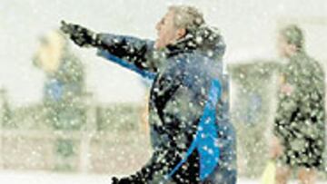 <b>ILUSIONADO</B>. Luis Fernández pasó frío el pasado domingo en Montjuïc, pero disfrutó con la victoria y los tres puntos que consiguieron sus jugadores.