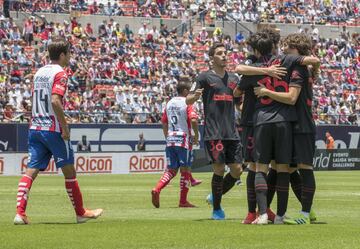 Los jugadores del Atlético de Madrid celebran el 1-2 de Antonio Portales en propia puerta.  