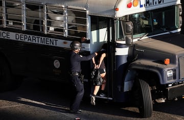 Un agente de policía detiene a un manifestante durante una protesta contra las redadas federales de inmigración, en el centro de Los Ángeles.