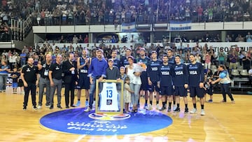 Andr&eacute;s Nocioni y su familia, en la ceremonia de retirada de la camiseta con el n&uacute;mero 13 del Chapu de la selecci&oacute;n argentina.