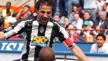 <b>CONÉXIÓN LETAL.</B> Un pase de chilena de Del Piero fue aprovechado por Trezeguet para marcar el único gol del partido.