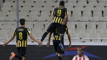 Jugadores del AEK celebran un gol.