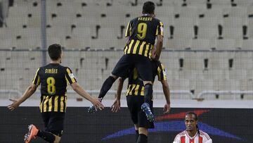 Jugadores del AEK celebran un gol.