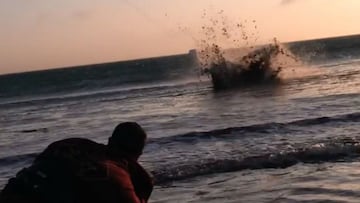 El kitesurfista Liam Whaley cae al agua durante la prueba de Big Air de la GKA en Tarifa (C&aacute;diz), el 5 de julio del 2022. 