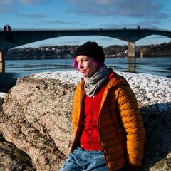 Una mujer pasa una semana sola en una isla viendo cine