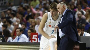 Pablo Laso habla con Luka Doncic durante un partido del Real Madrid