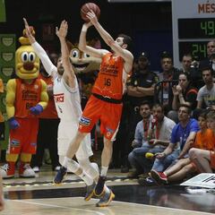 El tercer partido no se repite y el Valencia llega al cuarto al límite