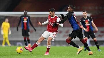 LONDON, ENGLAND - JANUARY 14: Dani Ceballos of Arsenal battles for possession with Wilfried Zaha of Crystal Palace during the Premier League match between Arsenal and Crystal Palace at Emirates Stadium on January 14, 2021 in London, England. Sporting stad