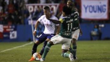 Nicolás López y Zé Roberto pugnan por un balón durante el encuentro entre Nacional de Montevideo y Palmeiras en la Copa Libertadores.