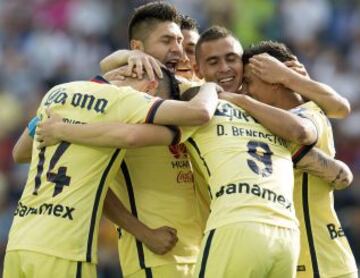 Oribe Peralta es felicitado por sus compañeros tras su gol ante la Máquina.