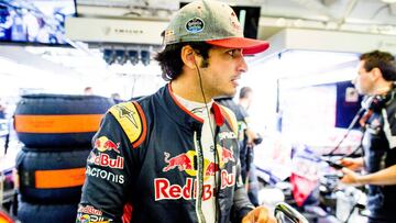 Carlos Sainz, relajado en el box de Toro Rosso.